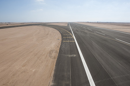 机场跑道的空中观察航空全景飞机场地平线蓝色鸟瞰图安全天空运输基础设施图片