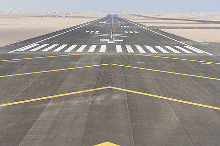 机场跑道的空中观察基础设施飞机场蓝色运输商业机场航空地平线天空安全鸟瞰图图片