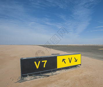跑道上的方向标志标志标记运输航空旅行安全飞机场路标地平线蓝色天空图片