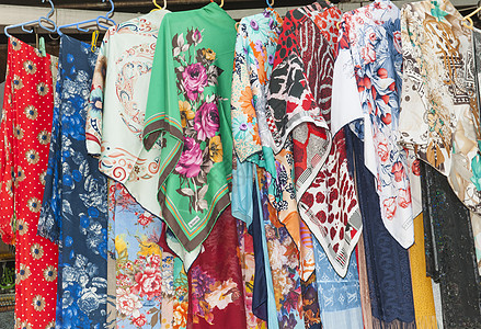 挂在市场摊位上的织物购物火鸡配饰丝绸围巾工业露天棉布羊绒蓝色图片