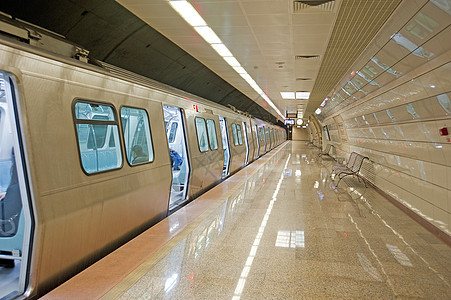 地下站地铁列车运输车站民众火车管子平台图片