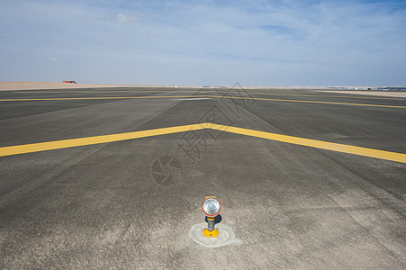 在机场跑道上接近灯光地平线旅行安全天空运输航空邮政蓝色飞机场图片