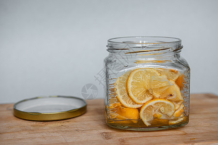 在玻璃罐中用糖和柠檬切成薄片水果饮料橙子果汁石匠食物橘味排毒季节烹饪图片