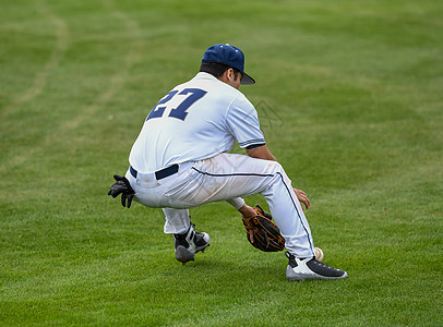 参加棒球的年轻运动男孩运动员男生行动竞赛游戏跑步手套青少年野手裁判图片