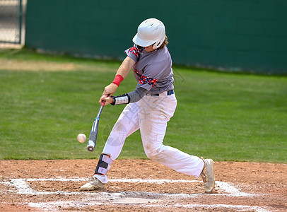 参加棒球的年轻运动男孩捕手行动场地男生比赛青少年野手玩家蝙蝠投手图片