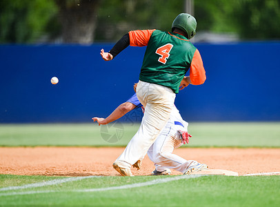 参加棒球比赛的年轻运动男孩野手罢工投手跑步行动场地游戏蝙蝠面糊裁判图片