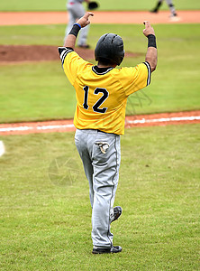 参加棒球比赛的年轻运动男孩捕手投手手套野手面糊蝙蝠玩家场地竞赛罢工图片
