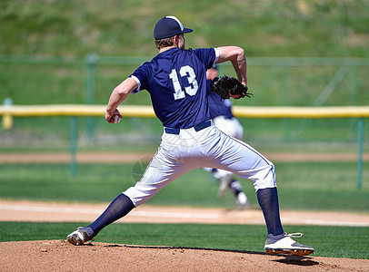 参加棒球比赛的年轻运动男孩投手竞赛捕手游戏跑步行动手套竞技玩家竞争图片