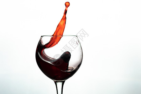 红酒溅入白色背景的玻璃杯中漩涡酒杯高脚杯行动酒精水晶液体酒吧瓶子器皿图片