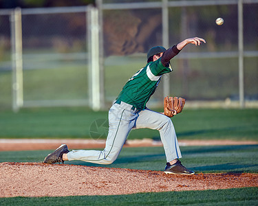 参加棒球比赛的年轻运动男孩蝙蝠游戏玩家竞赛裁判捕手面糊竞技青少年行动图片