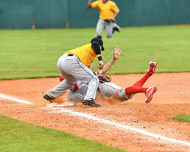 参加棒球比赛的年轻运动男孩竞技男生罢工沥青蝙蝠场地竞赛面糊游戏玩家图片