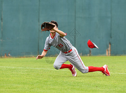 参加棒球比赛的年轻运动男孩手套玩家游戏青少年竞争沥青捕手投手运动员行动图片