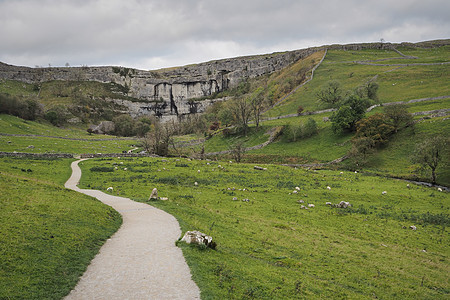 沿马勒姆·贝克与马勒姆·科夫的铁轨通往约克郡戴尔斯Malham Cove石灰石路面图片