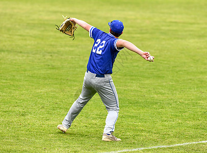 参加棒球比赛的年轻运动男孩跑步玩家游戏蝙蝠投手场地运动员裁判沥青面糊图片