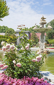 正式花园的天鹅风格喷泉建筑学火鸡石头柱子蓝色脚凳旅游奢华旅行叶子图片