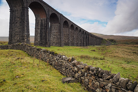 Ribblehead 蛇头 把定居车运到Carlisle铁路公司 约克郡Dales山谷吸引力铁路旅行戏剧性苔藓建筑学地标旅游拱门图片