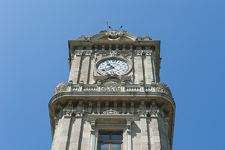 Ornate 托曼时钟塔 在伊斯坦布尔建筑脚凳蓝色阳台钟楼旅行火鸡景点地标天空图片