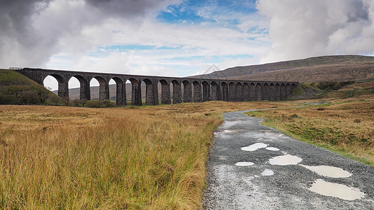 Ribblehead 蛇头 把定居车运到Carlisle铁路公司 约克郡Dales沼泽地拱门戏剧性火车铁路历史性地标时代苔藓山谷图片