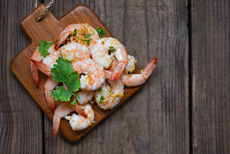 木制切割板背面上美味的虾香料小吃盘子面包动物美食油炸蔬菜对虾食物午餐图片