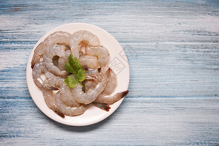 新鲜的虾或大虾 海鲜货架在白色的未加工的虾甲壳尾巴午餐盘子食谱厨房海洋饮食食物动物图片
