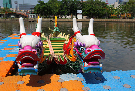 中国传统龙船 具有多彩设计图案图片