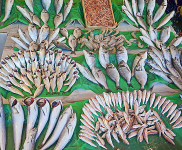 市场上的新鲜鱼眼睛购物海洋渔业展示餐厅收获海鲜图片