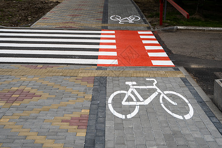 通过道路在地面上带有自行车符号的自行车道 现代城市的自行车道天空安全路面小路旅行活动公园沥青街道骑术图片
