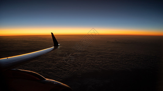 夜暮的天空 窗口平面的地平线视图夕阳喷射蓝色气氛空气晴天假期旅行运输风景图片