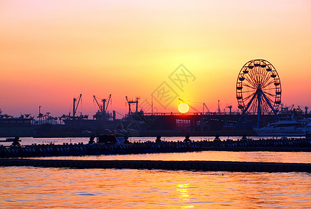 高雄港日落和费里斯轮背景图片