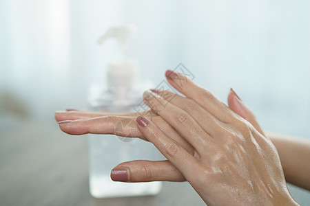 使用洗手净化剂凝胶泵喷洒器洗手的女用手凝胶白色液体女士卫生清洁剂瓶子消毒手指细菌图片