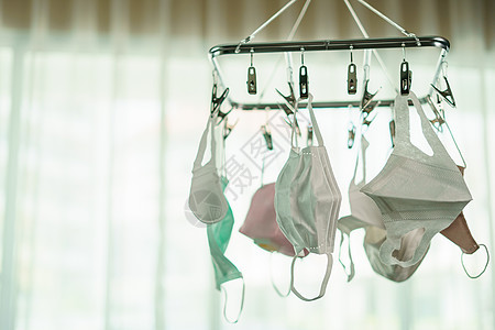 使用和洗完后从烘干机架上悬吊的外科面具口罩窗户医院回收感染药品帮助夹子安全肺炎图片