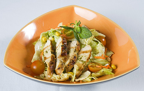 三角盘中鸡肉沙拉胸部白色三角形盘子橙子餐厅蔬菜食物环境菜单图片