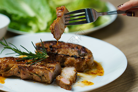 猪肉多汁牛排烧烤加蔬菜和香料牛肉木头小吃食物迷迭香牛扒草药沙拉用餐食谱图片