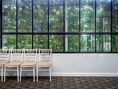 一排带垫子的白色复古木椅座位房子公园建筑古董玻璃房间窗户瓷砖米色图片