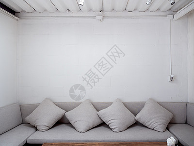带灰色沙发和扔枕头的最小式客厅图片