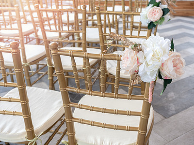婚礼晚宴用美丽的花朵装饰的婚桌图片