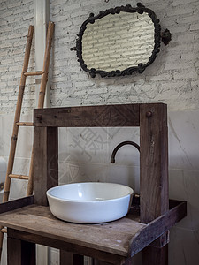 白色干净的洗水池浴和旧木制桌边的龙头古董梯子浴室镜子房间木头陶瓷盆地架子浴缸图片