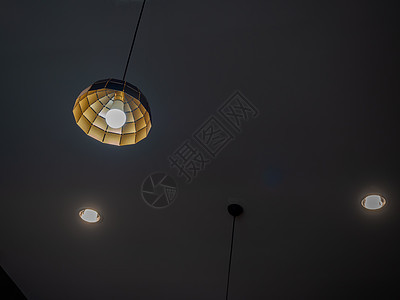 现代天花板上的灯光挂在暗房的天花板上装饰房子建筑学奢华枝形吊灯圆圈咖啡店照明灯泡图片