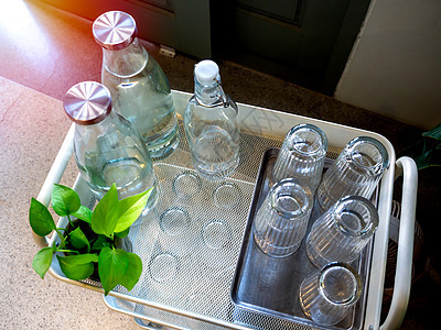 咖啡馆提供的免费饮用水自来水服务倒挂饮料眼镜架子托盘顾客瓶子酒吧滚筒植物图片