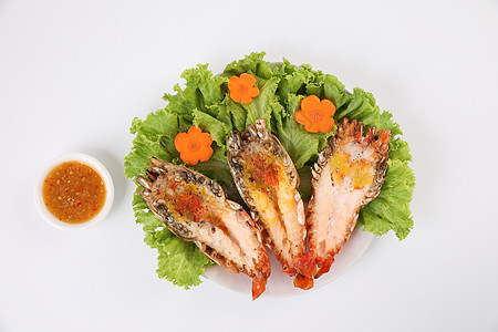 在白色背景中分离的灰虾牛扒胡椒食物营养动物小吃海鲜盘子沙拉烧烤图片