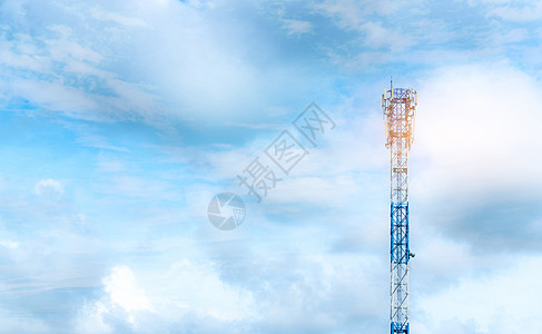 具有清晰蓝天背景的电信塔台 天线播送信号收音机电磁天空商业电话细胞电视广播图片