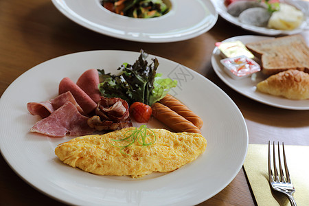 早餐套餐煎蛋饼 香肠培根和沙拉盘子桌子乳酪小吃午餐乡村香菜烹饪油炸胡椒图片