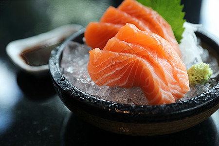 日本冰冻食物上的鲑鱼生鱼鱼食物美食鱼片海鲜文化筷子寿司盘子饮食橙子图片
