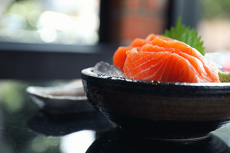 日本冰冻食物上的鲑鱼生鱼鱼美食寿司鱼片海鲜饮食橙子盘子文化食物餐厅图片