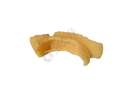 白背景的印尼小吃Kerupuk或 这是用牛脂或水牛皮制成的饼干零食 配有草药和增味剂皮肤市场食品销售香料盘子牛皮小吃甜点饮食图片
