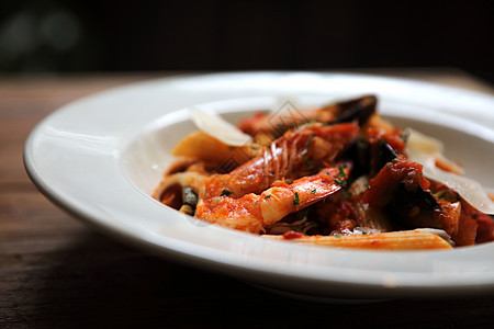 红番茄酱阿拉比亚塔 配有木面的海鲜餐厅油炸美食食物烹饪盘子传统蔬菜桌子乌贼图片