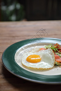 配有鸡蛋和烟熏三文鱼的Zucchini炸薯条 木本食物油炸早餐盘子蔬菜午餐壁球小吃煎饼香菜图片