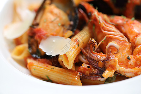 红番茄酱阿拉比亚塔 配有木面的海鲜蔬菜烹饪饮食餐厅食物桌子盘子午餐美食乌贼图片