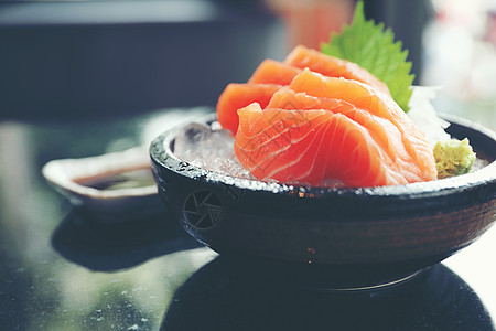日本冰冻食物上的鲑鱼生鱼鱼美食食物饮食餐厅寿司鱼片海鲜筷子盘子文化图片