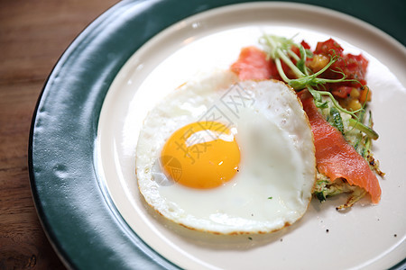 Zucchini 木上鸡蛋的柔奇尼短片草本植物食物菠菜饮食煎饼壁球早餐油炸午餐香菜图片